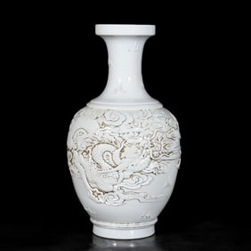 An Exquisite White Porcelain Auspicious Cloud and Dragon Pattern Vase