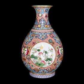 An Exquisite Enamel Painted Gold Flower Pattern Vase