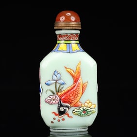 An Exquisite Glass Lotus and Fish Pattern Snuff Bottle