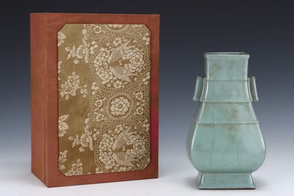 An Exquisite Guan yao Double-Ears Vase