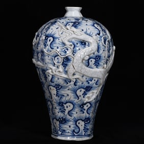 A Huge Blue and White Dragon Pattern Vase