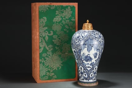 A Huge Blue and White Lotus,Character and Story Pattern Vase,With Gilt Cover