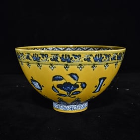 An Exquisite Yellow Glazed Blue and White Flower Pattern Bowl