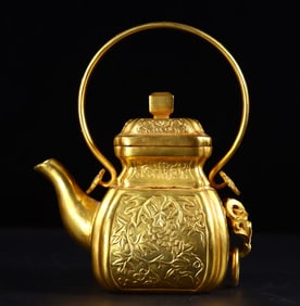 An Exquisite Gilt Bronze Grapes Pattern Ewer