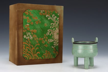 An Exquisite Ru yao Sky Blue Glazed Cover with Silver Double-Ears and Tripod Censer