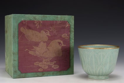 An Exquisite Ru yao Cover with Gold Lotus Pattern Bowl,with an Imperial Poem by Emperor Qianlong