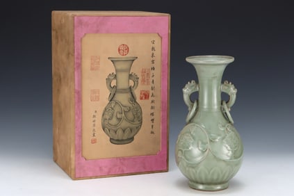 A Rare Longquan yao Celadon Glazed Flower Pattern Double-Ears Vase,with an Imperial Poem by Emperor