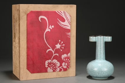 An Exquisite Ru yao Cover with Silver Double-Ears Vase