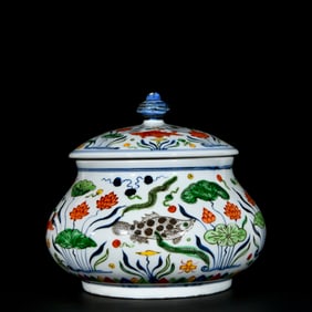 An Exquisite Wucai Fish and Algae Pattern Cover Jar
