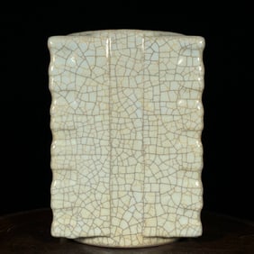 An Exquisite Ge yao Cong-Shaped Vase