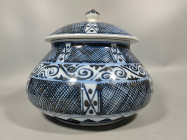 An Exquisite Blue and White Flower Pattern Cover Jar