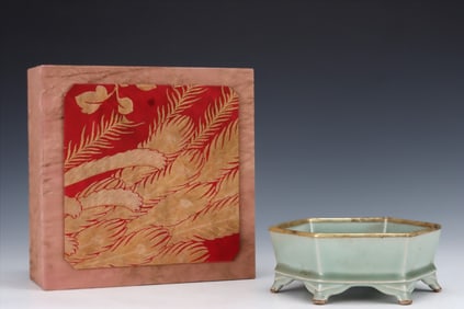 An Exquisite Longquan yao Cover with Gold Washer,with an Imperial Poem by Emperor Qianlong