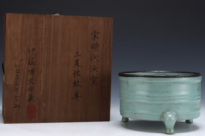 An Exquisite Ru yao Cover with Silver Tripod Zun,with an Imperial Poem by Emperor Qianlong
