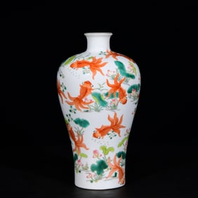 An Exquisite Enamel Painted Gold Fish and Algae Pattern Vase
