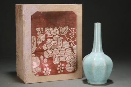 An Exquisite Ru yao Cover with Silver Vase