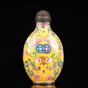 An Exquisite Painted Enamel Bats and Peach Pattern Snuff Bottle