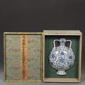 An Exquisite Blue and White Flower Pattern Vase
