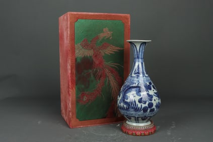 An Exquisite Blue and White Fish and Algae Pattern Vase