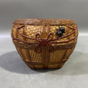 An Exquisite Biomimetic Porcelain Spider Pattern Vat