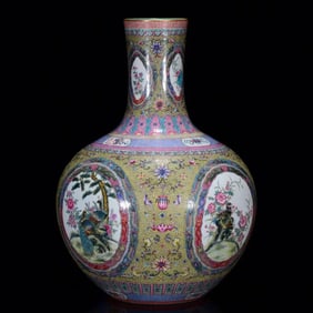 A Huge Famille-Rose Painted Gold Flower and Bird Pattern Vase