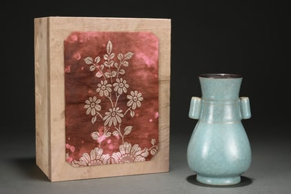 An Exquisite Ru yao Cover with Silver Double-Ears Vase