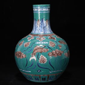 An Exquisite Blue and White Green Ground Fish and Algae Pattern Vase