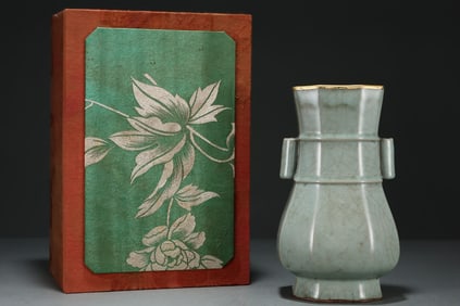 An Exquisite Guan yao Cover with Gold Double-Ears Vase