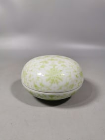 An Exquisite Green Color Flower Pattern Cover Box