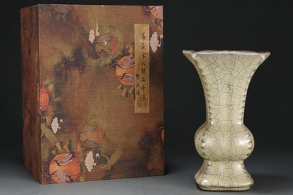 An Exquisite Ge yao Vase,with an Imperial Poem by Emperor Qianlong