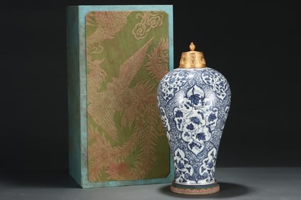 A Huge Blue and White Lotus,Insect and Phoenix Pattern Vase,With Gilt Cover