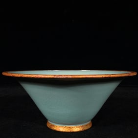 An Exquisite Ru yao Cover with Gold Bowl