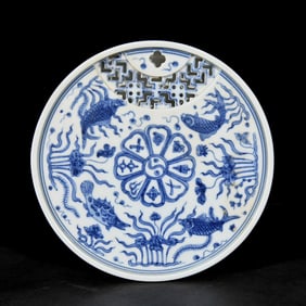 An Exquisite Blue and White Fish and Algae Pattern Plate