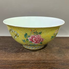 An Exquisite Enamel Flower Pattern Bowl