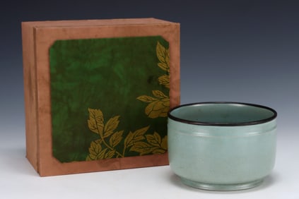 An Exquisite Ru yao Cover with Silver Bowl,with an Imperial Poem by Emperor Qianlong