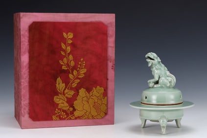 An Exquisite Longquan yao Tripod Censer,With Beast Cover