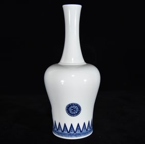 An Exquisite Blue and White Flower Pattern Vase
