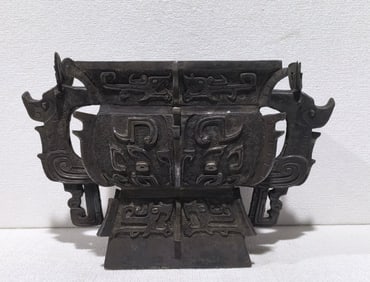 An Archaic Bronze Taotie Pattern Double-Ears Food Vessel