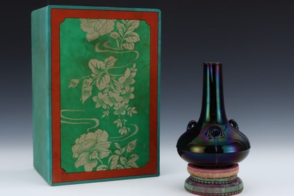 An Exquisite Purple Glazed Vase