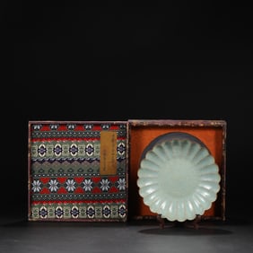 An Exquisite Guan yao Plate,with an Imperial Poem by Emperor Qianlong