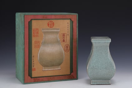 An Exquisite Guan yao Vase