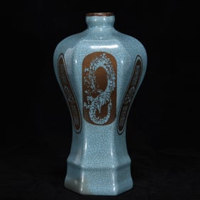 An Exquisite Ru yao Cover with Gold Dragon Pattern Vase,With Poem