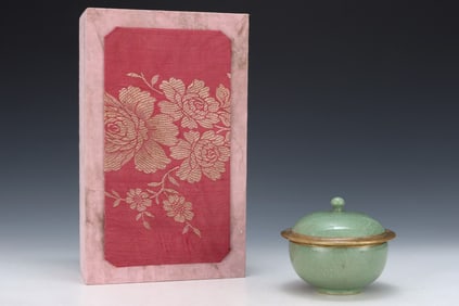 An Exquisite Ru yao Sky Blue Glazed Cover with Gold Cover Bowl