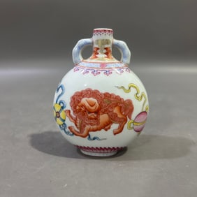 An Exquisite Famille-Rose Lion Pattern Double-Ears Vase