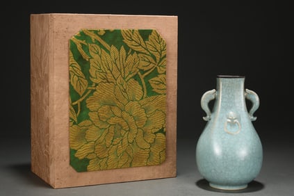 An Exquisite Ru yao Cover with Silver Double-Ears Vase