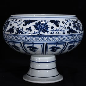 An Exquisite Blue and White Fish and Algae Pattern Stem Water Pot