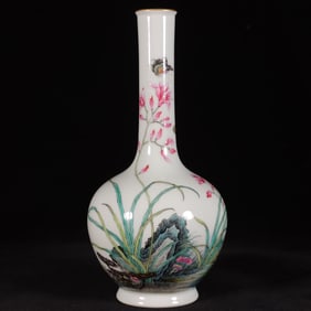An Exquisite Famille-Rose Painted Gold Flower and Butterfly Pattern Vase,With Poem
