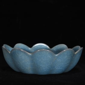 An Exquisite Ru yao Lotus-Shaped Brush Washer