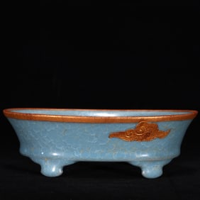 An Exquisite Ru yao Cover with Gold Basin,Inlaid Gold
