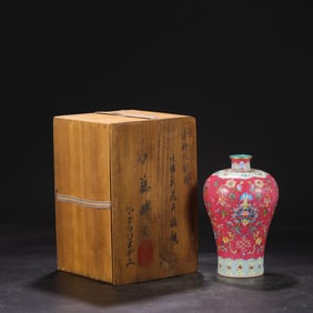 An Exquisite Enamel Painted Gold Flower Pattern Vase