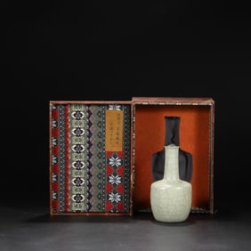 An Exquisite Guan yao Celadon Glazed Cover with Silver Vase,with an Imperial Poem by Emperor
